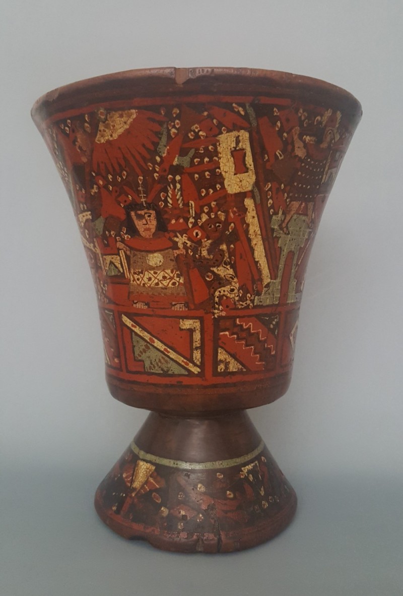 Lenguaje figurativo. Escena del tiempo del Inka. Vaso-quero, madera policromada. Andes Centrales del Perú, Período Colonial, Siglos XVI-XVIII. Colección Particular, PE-PLE 01 ( 217 x 172 mm).