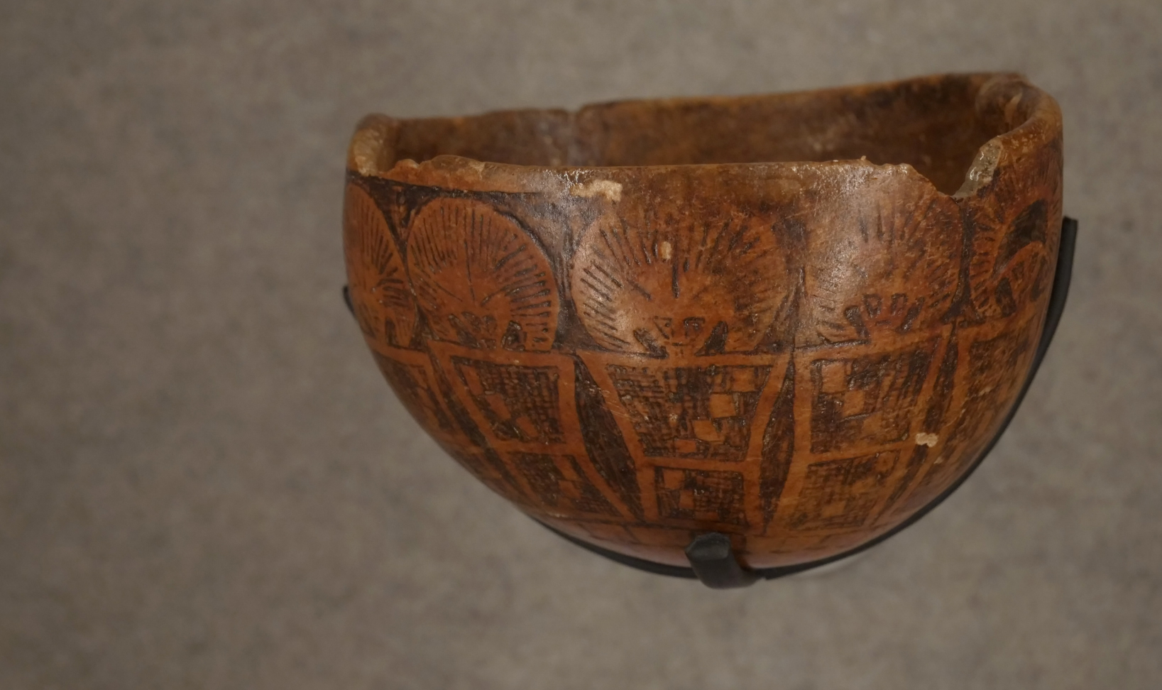 Modo Serie. Grupo de guerreros.Cuenco, calabaza pirograbada. Río Loa, norte de Chile 1000-1400 d.C. Colección Museo Chileno de Arte Precolombino, 3123 (125 x 66 cm).
