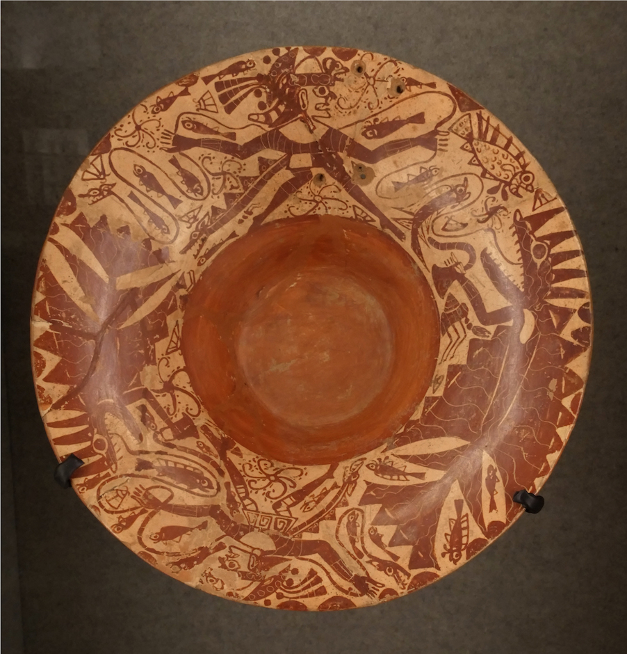 Modo Escena. Seres humanos y marinos en acción. Fuente de cerámica. Moche, costa centro norte del Perú 1-700 d.C. Colección Museo Chileno de Arte Precolombino, 0779 (319 x 174 mm).