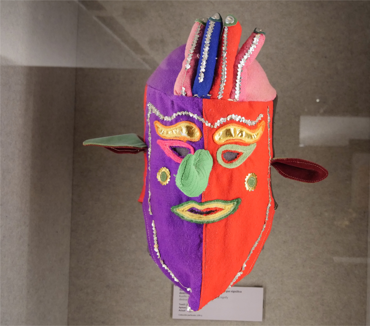 Máscara de baile Kusillo: colores en allqa, que significa destrucción o confrontación. Textil, Aymara, Bolivia. Colección particular LEN-3 ( 400 x 300 mm).