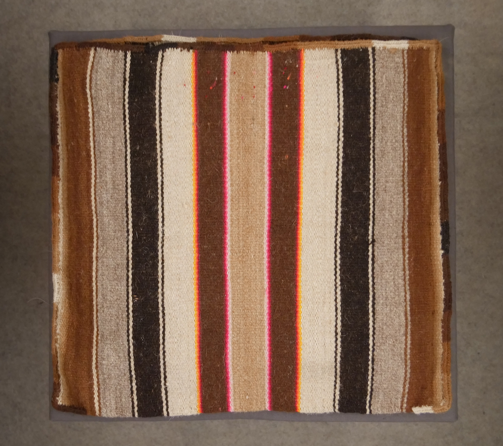 Franja en el centro con degradación cromática (k´isa) que representa el arcoíris, en una bolsa-talega textil. Aymara, Isluga, norte de Chile. Colección Museo Chileno de Arte Precolombino, 2031 (285 x 263 mm).