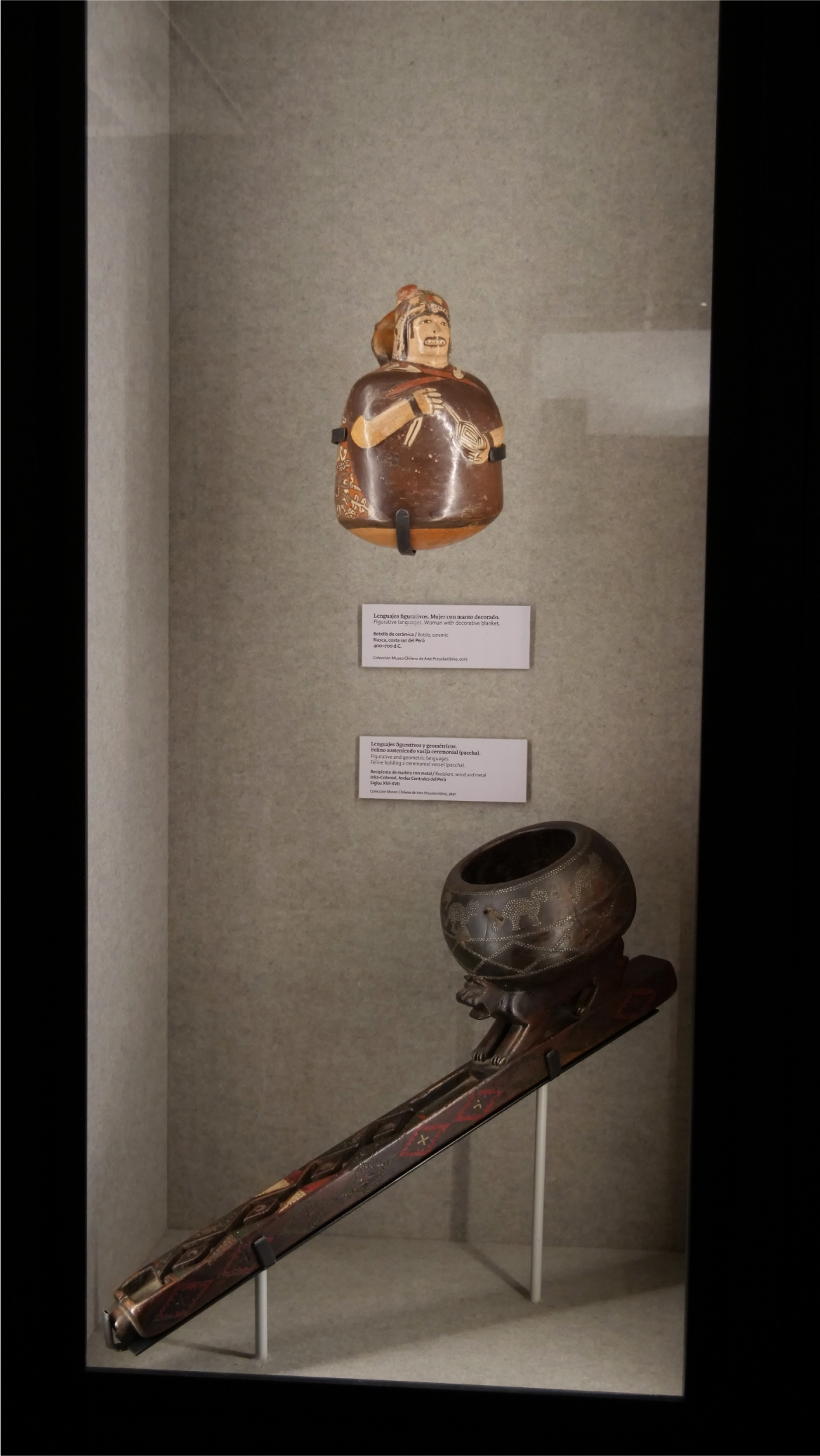 representación de lenguajes figurativos y geométricos, en una botella de cerámica Nasca y en una vasija ceremonial (paccha) Inka Colonial. Colección Museo Chileno de Arte Precolombino 0315 (216 x 134 mm) y 3841 (190 x 172 mm).