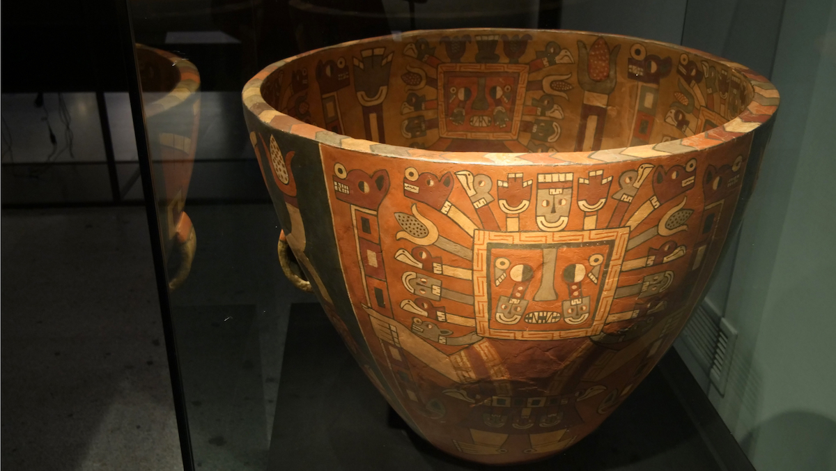 Tinaja de cerámica Wari en exhibición.