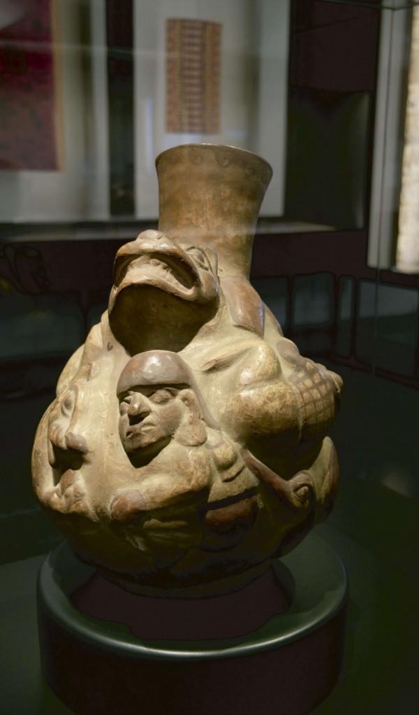 El mundo de los muertos: hombres, esqueletos, lagartos y felinos. Botella de cerámica. Moche, costa centro norte del Perú, 1-700 d.C. / Colección Museo Chileno de Arte Precolombino, 3380 (295 x 200 mm).
