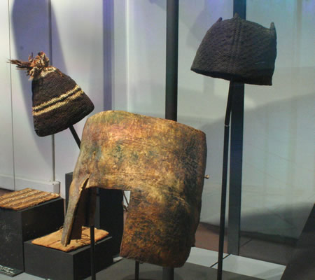 a) Casco de cuero de lobo marino pintado. Costa de lquique,Pescadores Tardíos (1000-1470 d.C.) .Colección Museo Regional de !quique. b) Gorro anillado con plumas. Fibra de camélido. Costa de Arica – Pescadores Tardíos (1000 -1350 d.C.). Colección Manuel Blanco Encalada,MCHAP Pe-139. c) Gorro de cuatro puntas anudado. Fibra de camélído..Costa de Arica – Pescadores Tardíos (1350 – 1470 d.C.). Colección Manuel Blanco Encalada,MCHAP Pe-174.