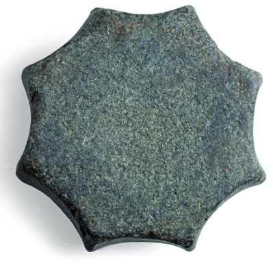 Lito geométrico. Recolectores Marinos, Tradición Huentelauquén (Guanaqueros) , 12.000 – 8000 a.c. Colección Museo Arqueológico de La Serena.