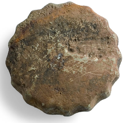 Lito poligonal (UCH A03030 ,diámetro 12,5 cm.).