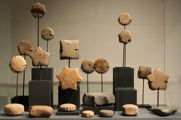 Litos geométricos. Recolectores Marinos, Tradición Huentelauquén ,12.000 – 8000 a.c. Diferentes procedencias , desde Antofagasta a Los Vilos