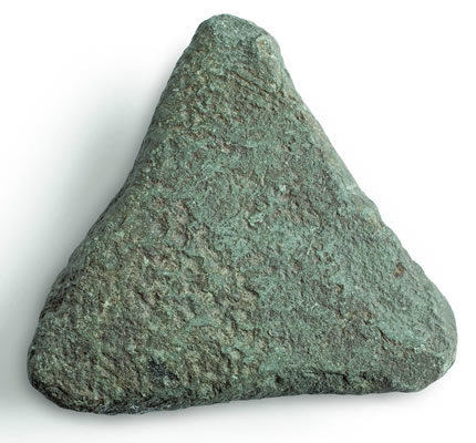 Lito triangular. Piedra. Recolectores Marinos, Tradición Huentelauquén, 12.000 – 8000 a.c. Colección Universidad de Chile.