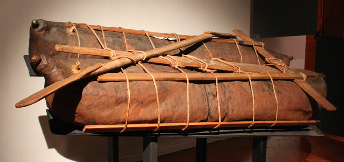 Balsa de cuero de lobo marino Construida en Caleta Chañaral de Aceituno, en 196.5. Colección Museo Arqueológico La Serena.