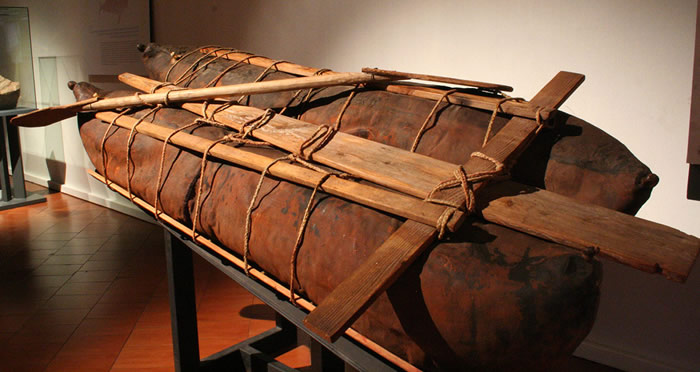 Balsa de cuero de lobo marino Construida en Caleta Chañaral de Aceituno, en 196.5. Colección Museo Arqueológico La Serena.