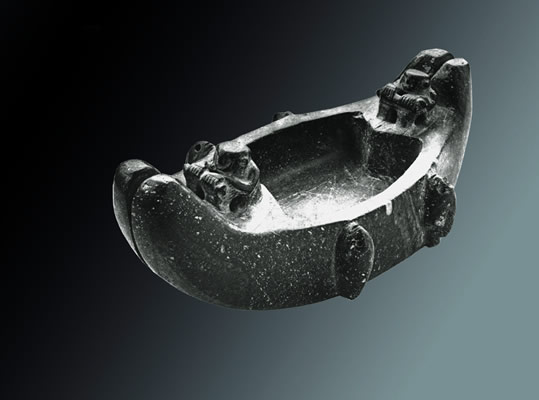 Posible representación de una gran balsa de cuero de lobo tallada en piedra, encontrada en Altovalso l. Región de Coquimbo (foto cortesía del Hamburgisches Museum für Vo lkerkunde ,largo 26 cm).