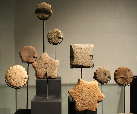 Litos geométricos. Recolectores Marinos, Tradición Huentelauquén ,12.000 – 8000 a.c. Diferentes procedencias, desde Antofagasta a Los Vilos