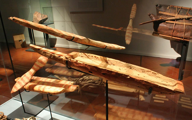 Miniatura de canoa monoxila: Ofrenda funeraria. Madera,pigmento rojo. Desembocadura río Camarones – Pescadores Tardíos. Cultura Arica-lnka 1400 – 1536 d.C.Colección Manuel Blanco Encalada ,MCHAP.