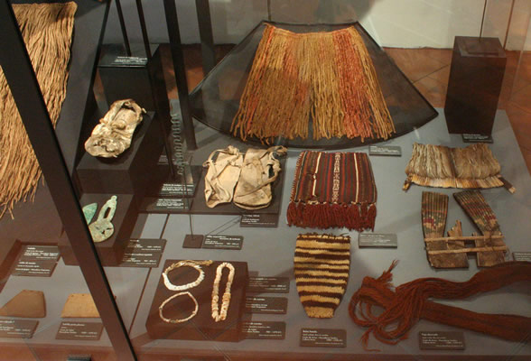 Vestimenta pescadora: Faldellín,sandalias,tocados de pluma,fajas ,collares y pulseras de cuentas de conc ha. Colecciones Manuel Blanco Encalada-MC HAP ,Museo Regional de !quique,Museo de Tocopilla.