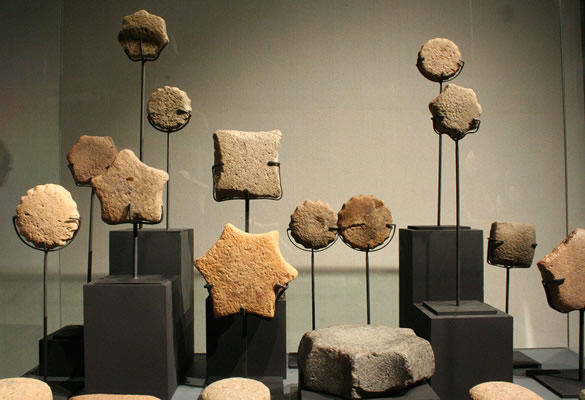 Litos geométricos. Recolectores Marinos, Tradición Huentelauquén ,12.000 – 8000 a.c. Diferentes procedencias, desde Antofagasta a Los Vilos