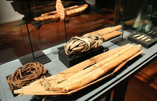 Miniatura de canoa monoxila: Ofrenda funeraria. Madera,pigmento rojo. Desembocadura río Camarones – Pescadores Tardíos. Cultura Arica-lnka 1400 – 1536 d.C.Colección Manuel Blanco Encalada ,MCHAP.
