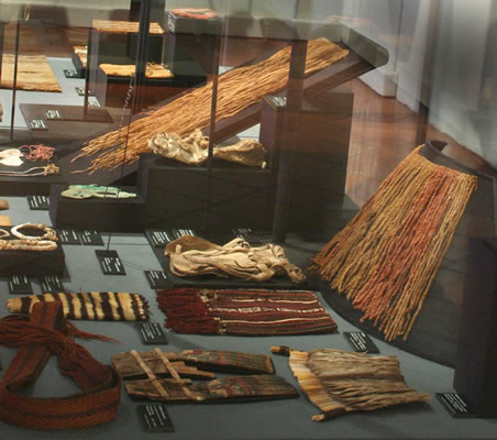 Vestimenta pescadora: Faldellín,sandalias,tocados de pluma,fajas ,collares y pulseras de cuentas de conc ha. Colecciones Manuel Blanco Encalada-MC HAP ,Museo Regional de !quique,Museo de Tocopilla.