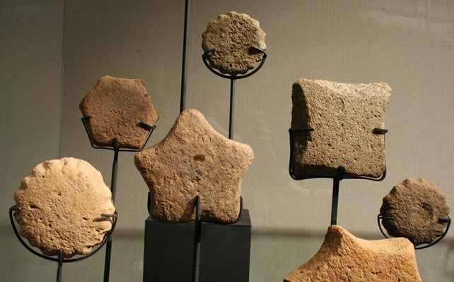 Litos geométricos. Recolectores Marinos, Tradición Huentelauquén ,12.000 – 8000 a.c. Diferentes procedencias, desde Antofagasta a Los Vilos