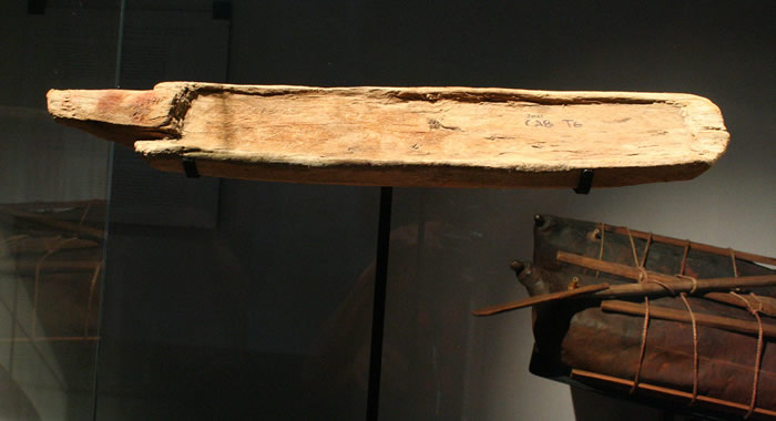 Miniatura de canoa monoxila: Ofrenda funeraria. Madera,pigmento rojo. Desembocadura río Camarones – Pescadores Tardíos. Cultura Arica-lnka 1400 – 1536 d.C.Colección Manuel Blanco Encalada ,MCHAP.