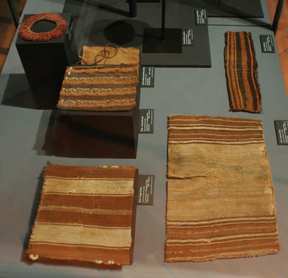 a) Bolsas listada y decorada. Fibra de camélido. Costa de Arica,Pescado res Tardíos , 1000 – 1350 d.C. Colección Manuel Blanco Encalada,MCHAP Pe-133 y 119. b) Túnica de niíio listada. Fibra de camélido. Costa de Arica,Pescadores Tardíos,1000 -1350 d.C. Colección Manuel Blanco Encalada,MCHAP Pe-308. c) Bolsa-faja listada. Fibra de camélido .Costa de Arica – Pescadores Tardíos (1000 -1350 d.C.). Colección Manuel Blanco Encalada,MCHAP Pe-146.