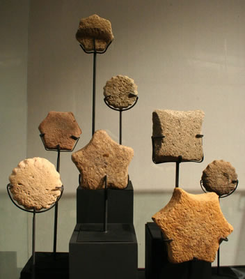 Litos geométricos. Recolectores Marinos, Tradición Huentelauquén ,12.000 – 8000 a.c. Diferentes procedencias, desde Antofagasta a Los Vilos