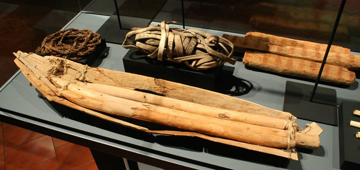 Miniatura de balsa: Ofrenda funeraria. Maderos y tablas,fibra vegetal. Costa de !quique. Pescadores Tardíos,760 d.C. Colección Universidad de Antofagasta.