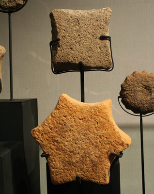 Litos geométricos. Recolectores Marinos, Tradición Huentelauquén ,12.000 – 8000 a.c. Diferentes procedencias, desde Antofagasta a Los Vilos