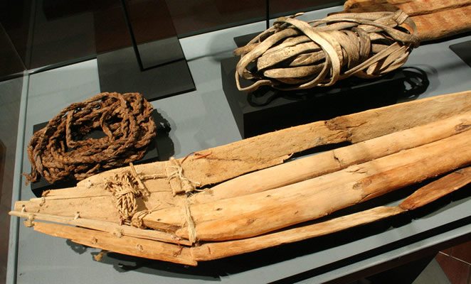Miniatura de balsa: Ofrenda funeraria. Maderos y tablas,fibra vegetal. Costa de !quique. Pescadores Tardíos,760 d.C. Colección Universidad de Antofagasta.