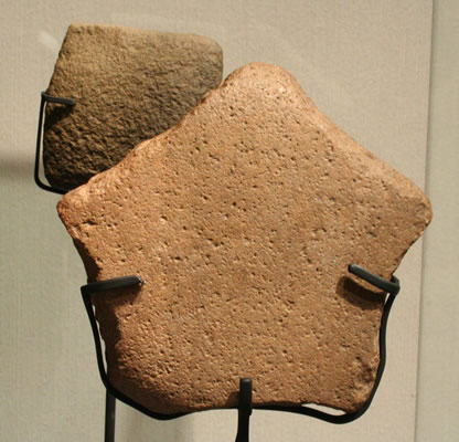 Litos geométricos. Recolectores Marinos, Tradición Huentelauquén ,12.000 – 8000 a.c. Diferentes procedencias, desde Antofagasta a Los Vilos