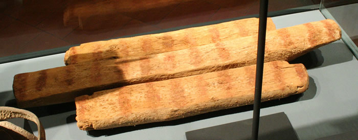 Miniatura de balsa de «tres palos» y remo: Ofrenda funeraria.Madera. Costa de Arica – Pescadores Tardíos.Cultura Arica 1000 – 1470 d.C.Colección Manuel Blanco Encalada, MCHAP.