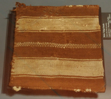 Túnica de niño listada. Fibra de camélido. Costa de Arica,Pescadores Tardíos,1000 -1350 d.C. Colección Manuel Blanco Encalada,MCHAP Pe-308