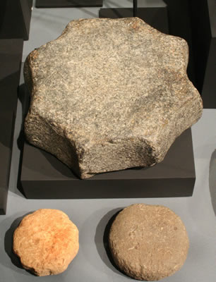 Litos geométricos. Recolectores Marinos, Tradición Huentelauquén ,12.000 – 8000 a.c. Diferentes procedencias, desde Antofagasta a Los Vilos