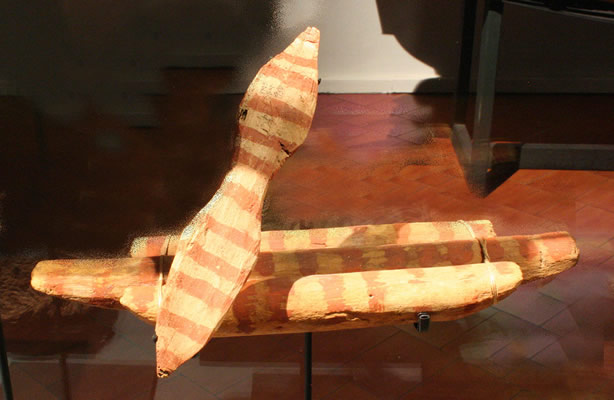 Miniatura de balsa de «tres palos» y remo: Ofrenda funeraria.Madera. Costa de Arica – Pescadores Tardíos.Cultura Arica 1000 – 1470 d.C.Colección Manuel Blanco Encalada, MCHAP.