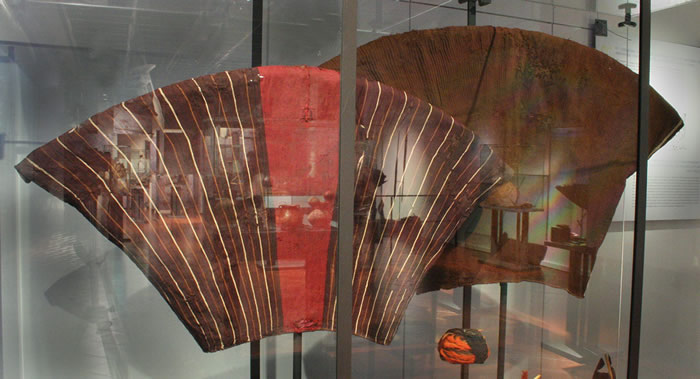 Camisas «unku» trapezoidales. Fibra de camélido. Costa de Arica,Pescadores Tardíos (1000-1350 d.C.). Colecció n Manuel Blanco Encalada,MCHAP Pe-104 y 61.