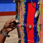 Antiguas cucharas, tenedores, monedas y pendientes adornan el trono del Inka.