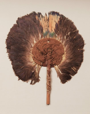 Abanico. Pluma, junco, algodón y madera, Momia Nº 319. 35 x 30 cm (INC-MNAAHP, RT-1913).