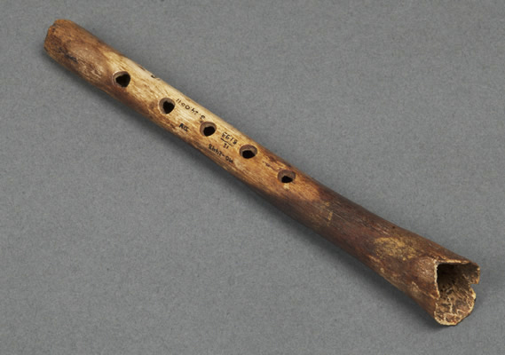 Flauta. Hueso de mamífero. 17,9 x 2,3 cm (INC-MNAAHP, MO-2448).