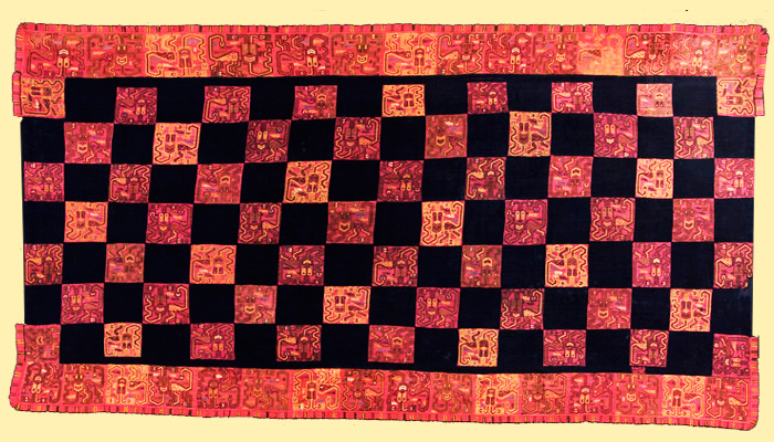 Manto funerario. Tejido llano, anillado cruzado y bordado en estilo Lineal, fibra de camélido y algodón. Momia Nº 378, objeto Nº 2. 255,5 x 131 cm (INC-MNAAHP, RT-1550).