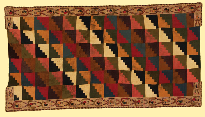 Manto funerario. Tejido llano de urdimbre y trama discontinua, anillado cruzado y bordado en estilo Bloque de Color; fibra de camélido. Momia Nº 378, objeto Nº 8. 252 x 109 cm (INC-MNAAHP, RT-3554).