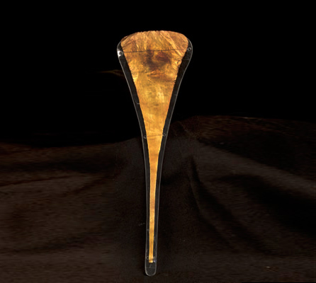 “Pluma”: Ornamento de tocado. Martillado y repujado; tumbaga. Momia Nº 157, objeto Nº 410. 15,2 x 4,3 cm (INC-MNAAHP, M-6607)