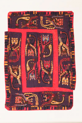 Poncho corto. Tejido llano, anillado cruzado y bordado en estilo Bloque de Color; fibra de camélido. Momia Nº 310, objeto Nº 38. 50 x 35,8 cm (INC-MNAAHP, RT-1807).