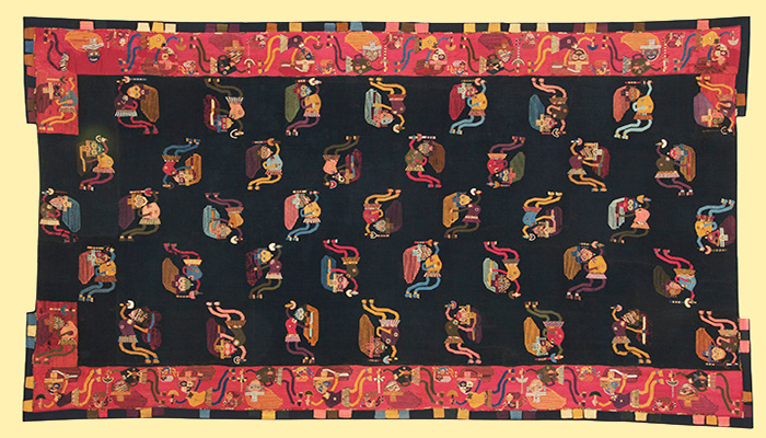Manto funerario. Tejido llano, anillado cruzado y bordado en estilo Bloque de Color; fibra de camélido y algodón. Momia Nº 38, objeto Nº 14. 251 x 137,5 cm (INC-MNAAHP, RT-1269)