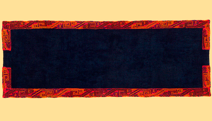 Paño-Turbante. Tejido llano, anillado cruzado y bordado en estilo Lineal; fibra de camélido. 115 x 38,5 cm (INC-MNAAHP, RT-1791).