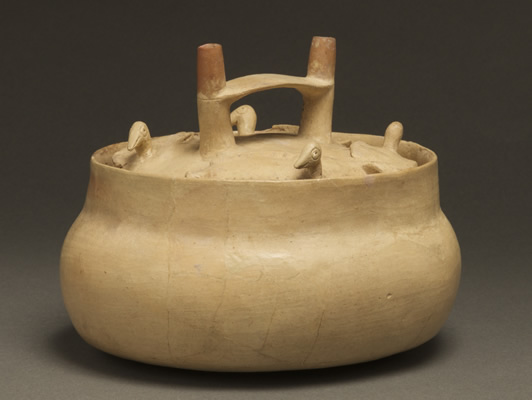 Botella de cerámica. Paracas, estilo Topará. 13,4 x 17,5 cm (INC-MNAAHP, C-54184).