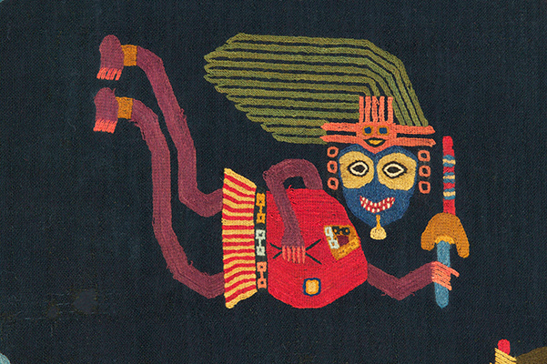 Manto funerario (detalle). Tejido llano, anillado cruzado y bordado en estilo Bloque de Color; fibra de camélido y algodón. Momia Nº 38, objeto Nº 14. 251 x 137,5 cm (INC-MNAAHP, RT-1269)