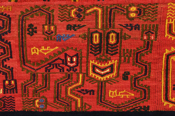 Manto funerario (detalle). Tejido llano, anillado cruzado y bordado en estilo Lineal, fibra de camélido y algodón. Momia Nº 378, objeto Nº 2. 255,5 x 131 cm (INC-MNAAHP, RT-1550).
