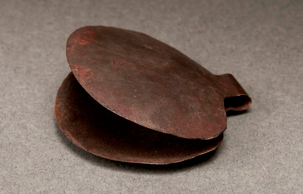 Pinza depilatoria. Martillado y repujado; tumbaga. 3,4 cm (diámetro) (INC-MNAAHP, M-6584).