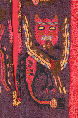 Poncho corto (detalle). Tejido llano, anillado cruzado y bordado en estilo Bloque de Color; fibra de camélido. Momia Nº 310, objeto Nº 38. 50 x 35,8 cm (INC-MNAAHP, RT-1807).