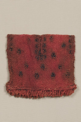 Túnica-unku. Tejido llano y bordado; fibra de camélido. 8 x 9 cm (INC-MNAAHP, RT-2180)